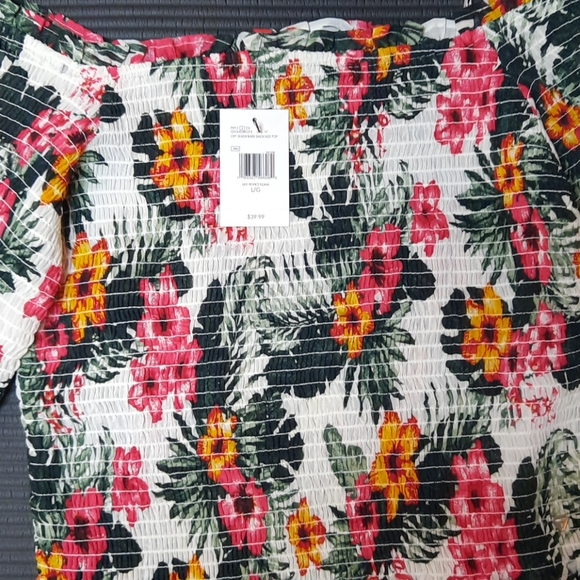 2 for $15 Guess floral off the shoulder top - Picture 3 of 5